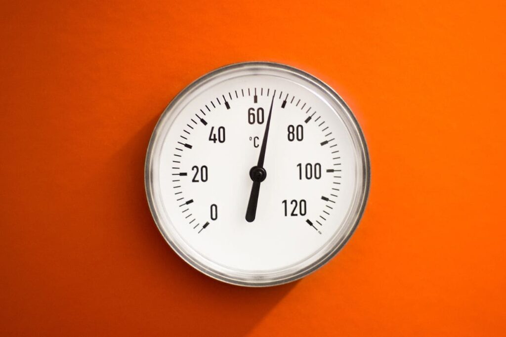 Foto di un indicatore di temperatura su fondo arancione. Rappresenta la funzione degli indicatori del carico di lavoro nel Multi Project Management